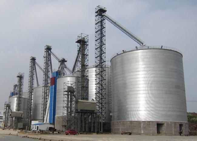 新干大型钢板库构造参数及水泥储存质量